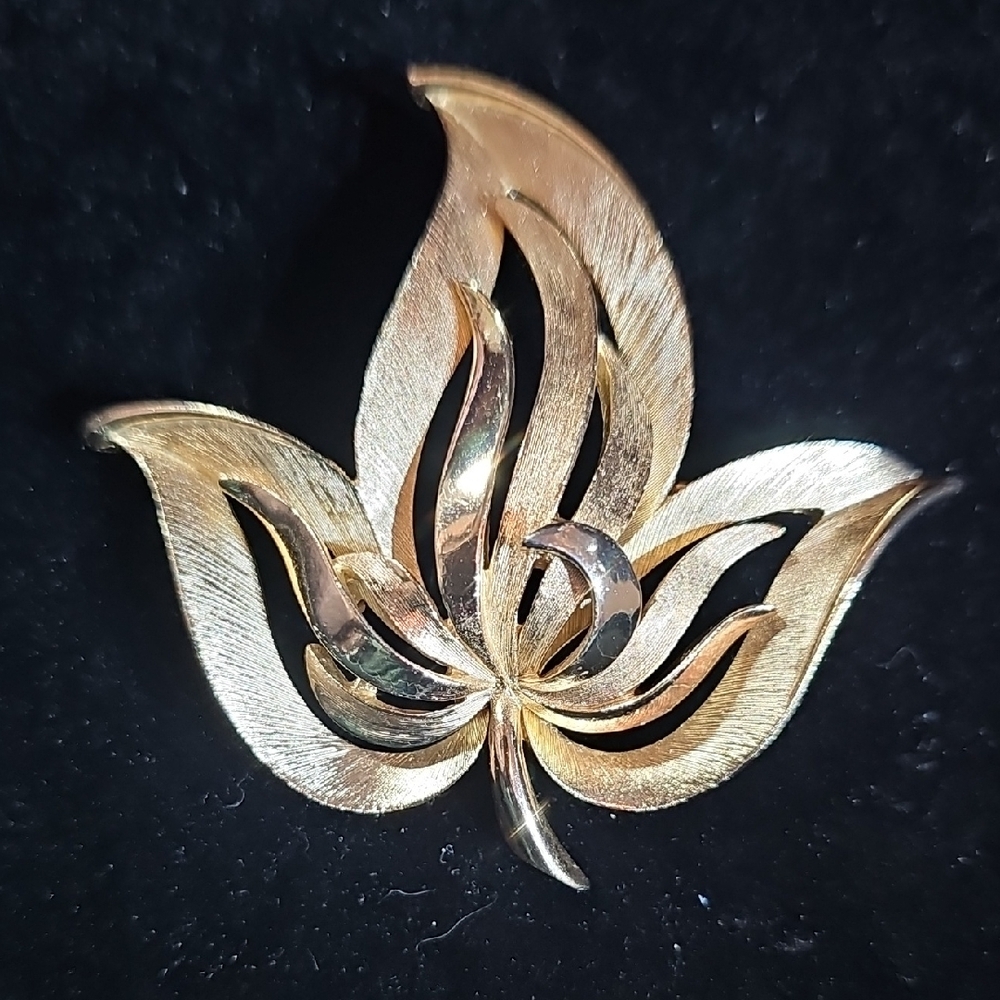 Vintage Crown Trifari Elegant Goldtone Leaf Brooch